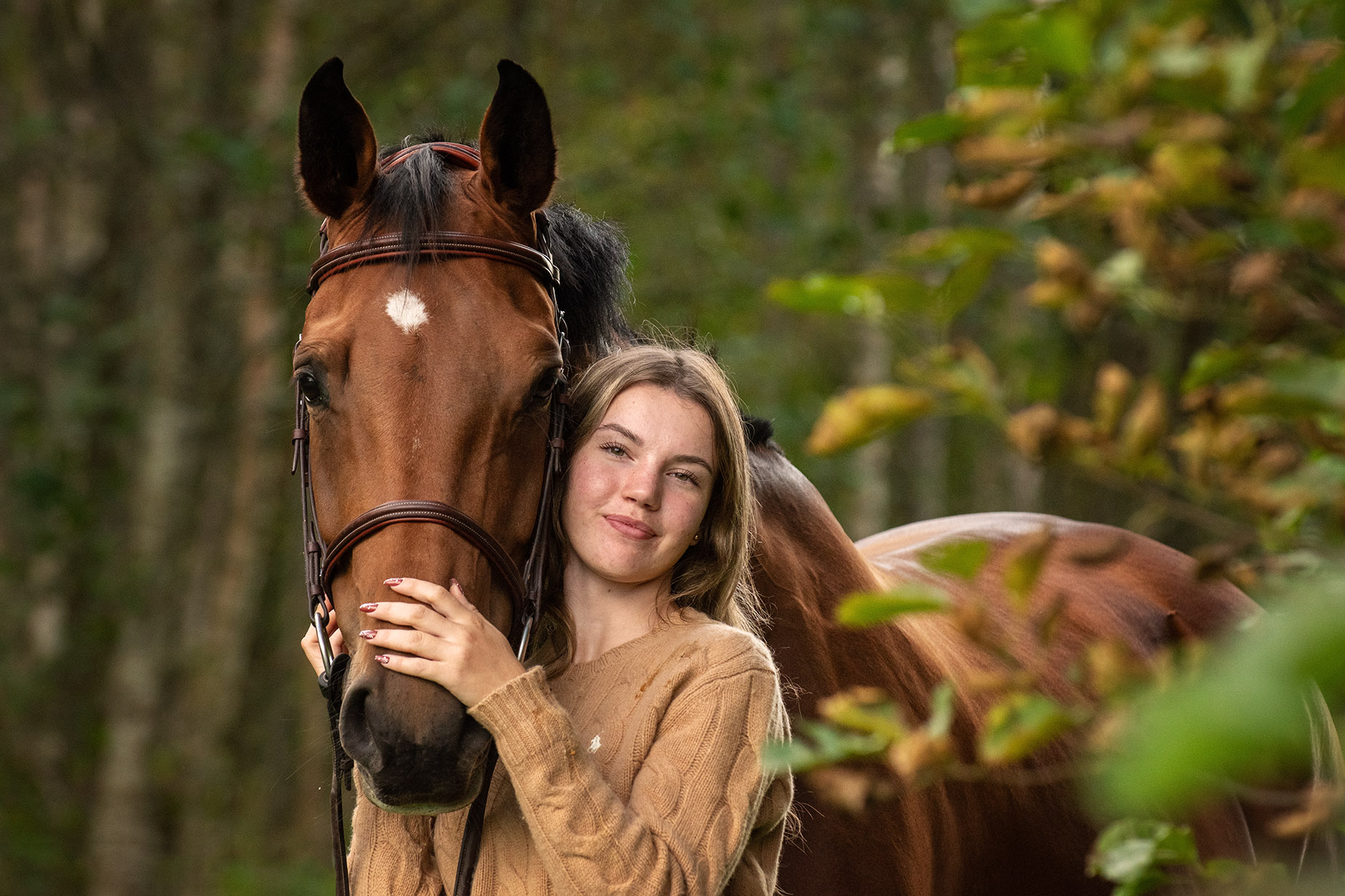 Natürlicher Moment zwischen Mensch und Pferd